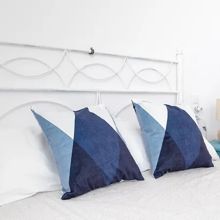 Bright 2 Bed With Pool Apartment