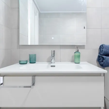Bright 2 Bed With Pool Apartment *
