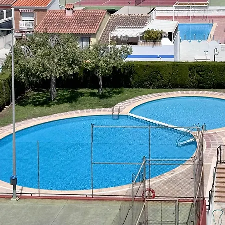 Bright 2 Bed With Pool Apartment