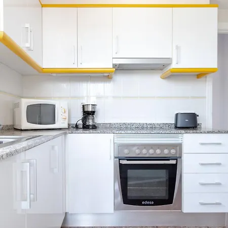 Bright 2 Bed With Pool Apartment