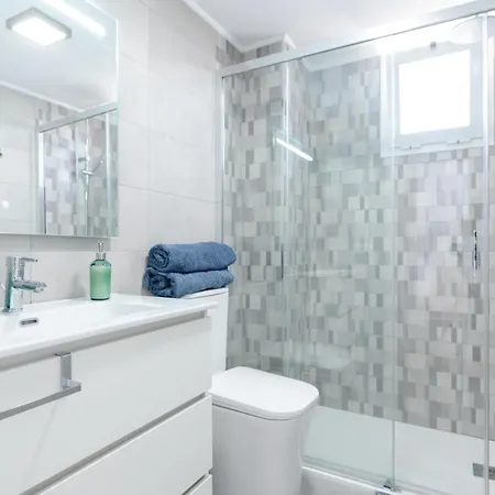 Bright 2 Bed With Pool Apartment *