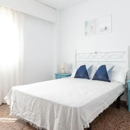 Bright 2 Bed With Pool Apartment